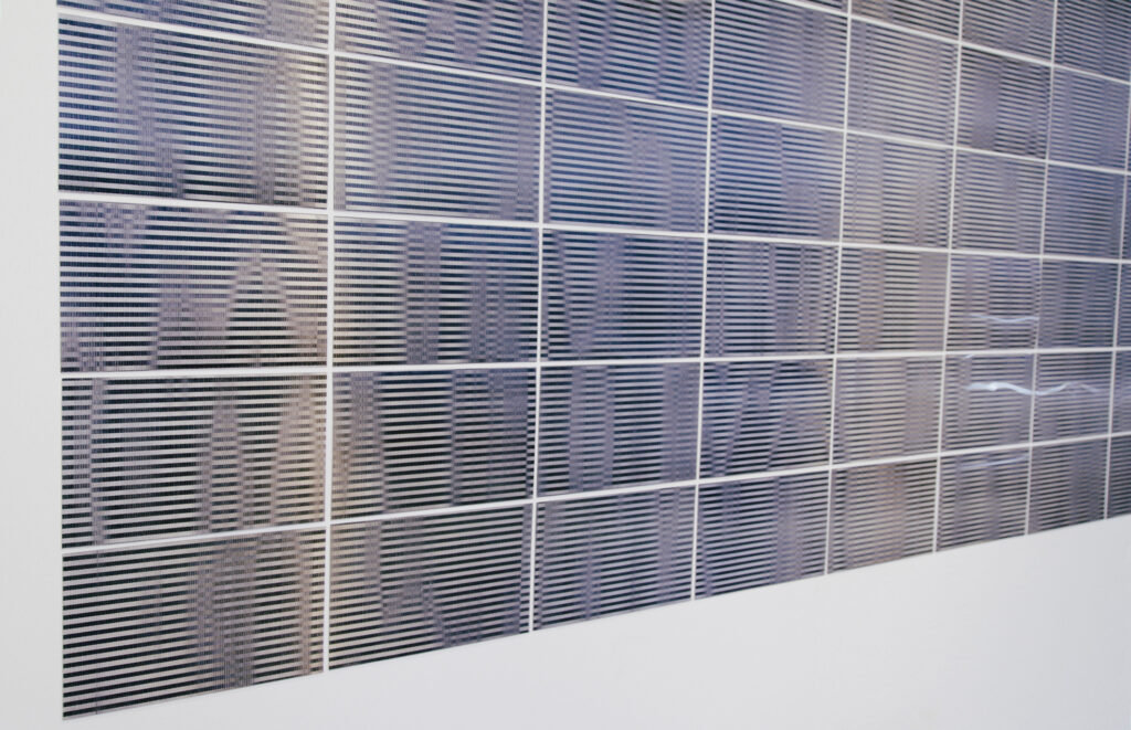 Seitliche Gesamtansicht eines Lentikulardrucks mit schwarz-weißer Linienstruktur, bei der sich das Bild je nach Blickwinkel verändert.