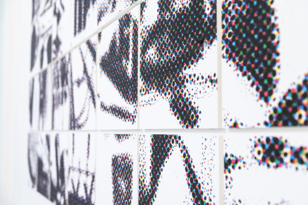 Ansicht einer Serie aus zahlreichen quadratischen Prints, deren CMYK-Raster einzelne Bildmotive fragmentiert und in der Gesamtheit ein neutrales Grau bildet.