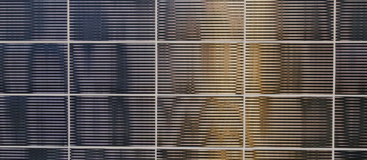 Ansicht eines großen lentikularen Drucks mit schwarz-weißen, diagonalen Streifen auf Folie, montiert als rechteckige Fläche.