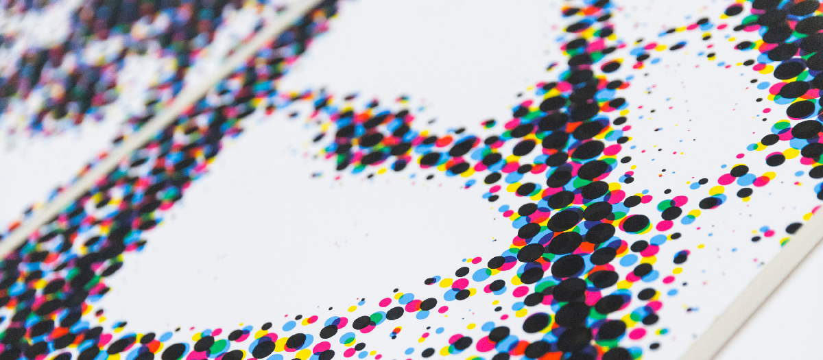 Serielle Anordnung vieler quadratischer Prints mit grobem CMYK-Farbraster, das aus der Distanz zu einer grauen Fläche zusammenläuft.