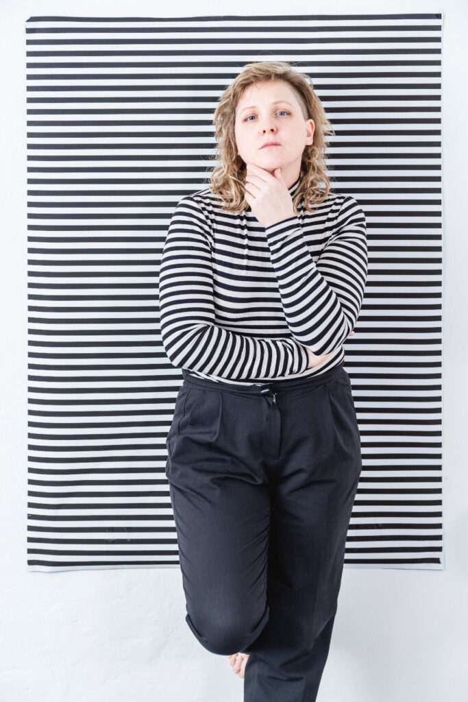 Porträt von Verena Mayrhofer, Künstlerin und Kulturarbeiterin aus Niederösterreich
Verena Mayrhofer, artist based in Austria.